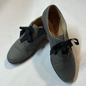 Abella True Comfort women’s oxford style gray black tie shoes. Size 6.